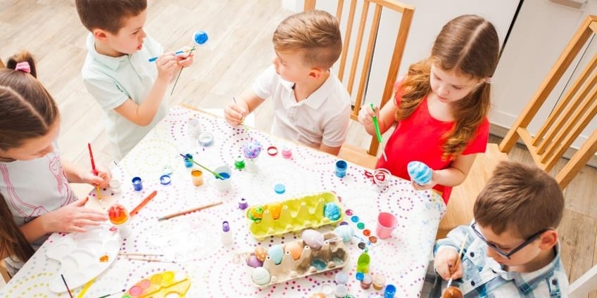 Ostern basteln Kinder Ostereier färben