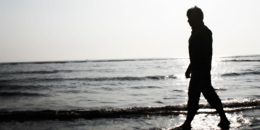 id-o-ir-errores-ortografia-persona-yendo-paseando-por-la-playa