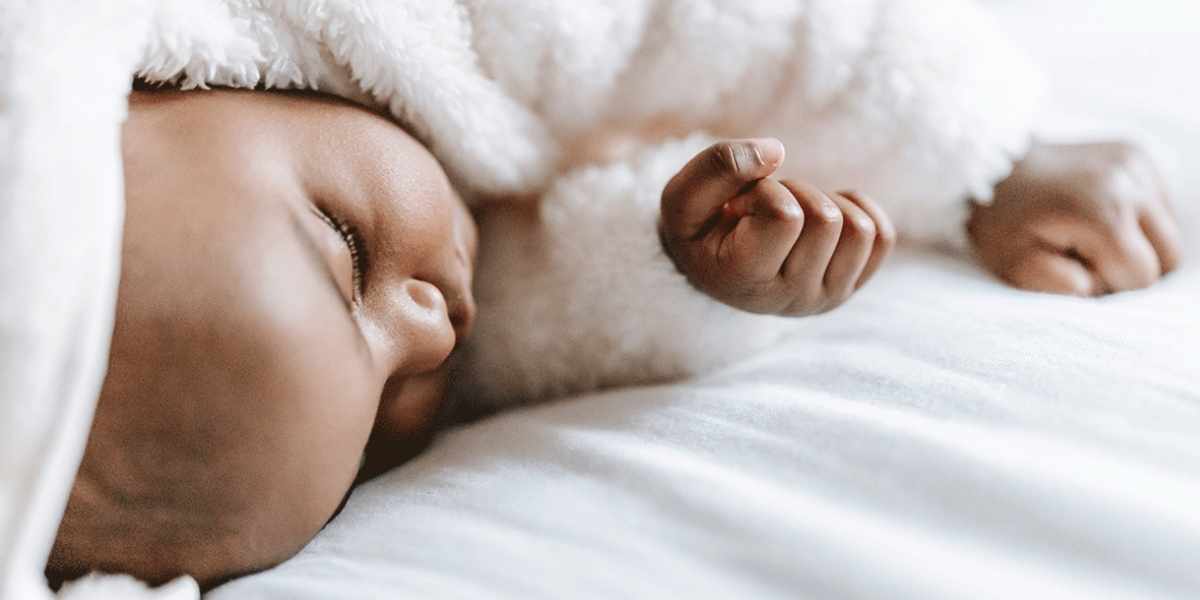 Bébé qui dort dans un lit 