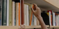 libros-prohibidos-biblioteca-libreria-coger-libro