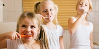 ninas-lavarse-los-dientes