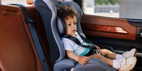 nino-sentado-en-un-coche-normativa-de-las-sillas