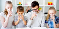 importancia-de-beber-agua-familia-bebiendo-vaso-de-agua