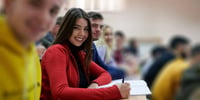 estudiante-haciendo-examen-bachillerato-carrera