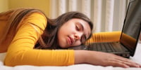 cansancio-ordenador-nina-durmiendo-sobre-portatil-astenia-primaveral