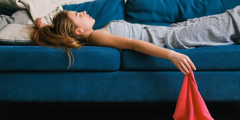 ama-de-casa-cansada-durmiendo-en-el-sofa-astenia-primaveral