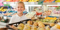 frutas-y-verduras-de-temporada-nino-supermercado-compra