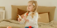 niña-dispraxia-jugando-doctores
