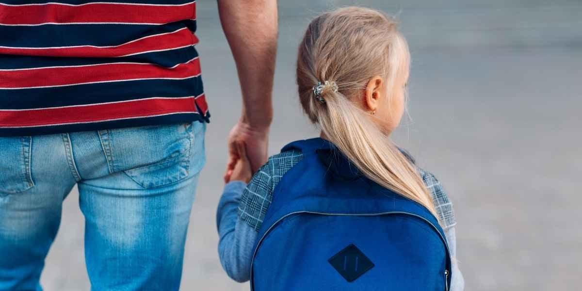 Fille allant à l'école