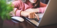 escribir-a-maquina-ordenador-portatil