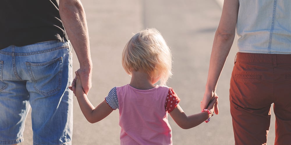 Fille avec ses parents
