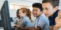 ninos-estudiando-google-classroom-clase-colegio-web