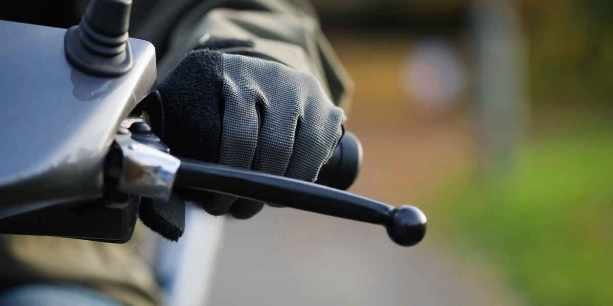 Main sur le frein d'un scooter