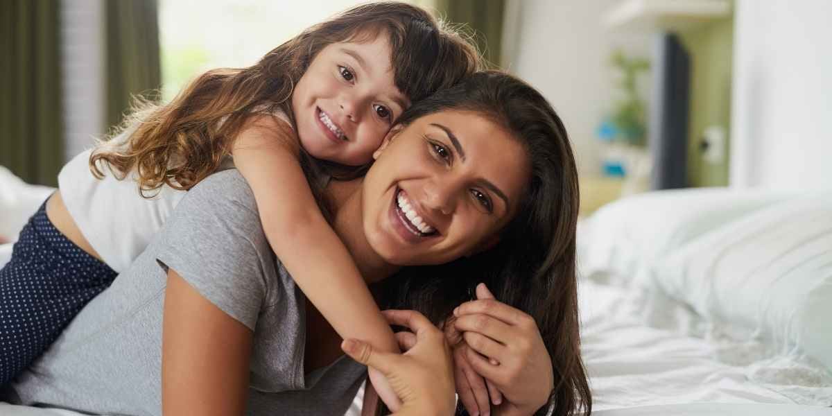 Enfant et mère heureuses