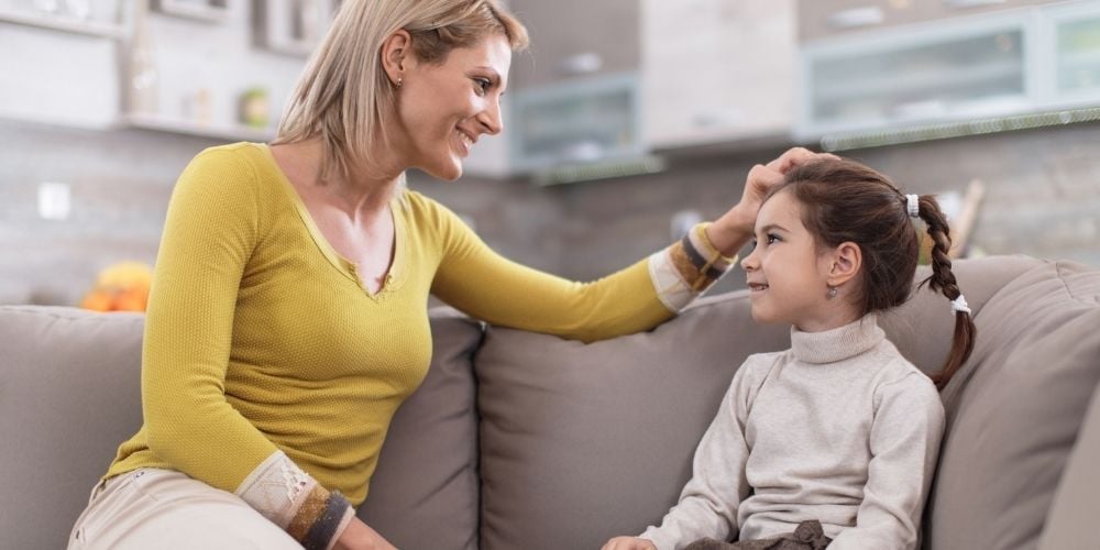 madre-hablando-con-su-hija-frases-tipicas