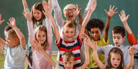 estudiantes-haciendo-crucigramas-para-ninos