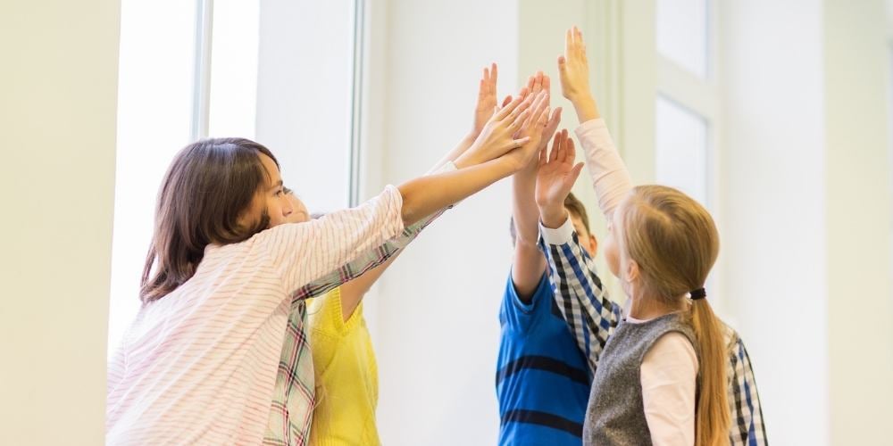 Enfants se félicitant