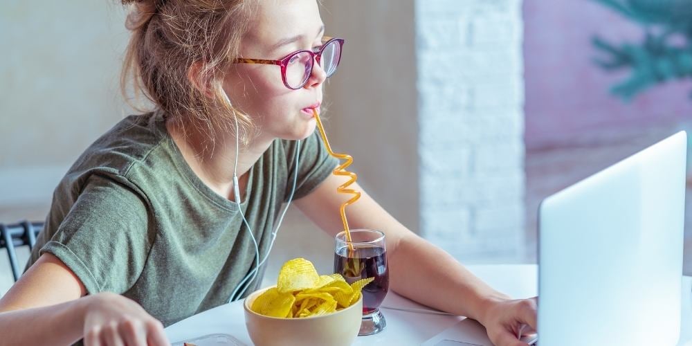 estudiante-tu-o-tu-comiendo-usando-el-ordenador