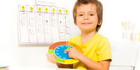 niño-usando-reloj-cambio-de-hora