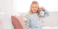 niña-aprendiendo-a-leer-la-hora-reloj