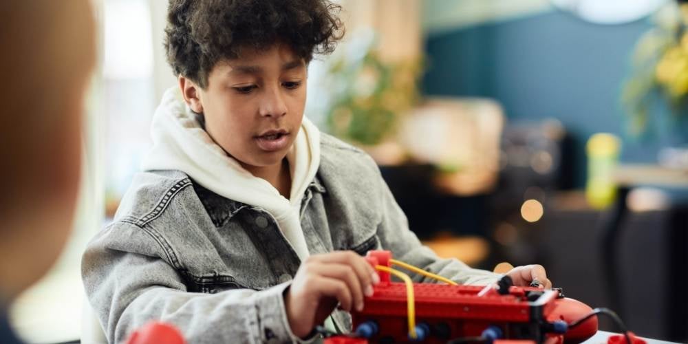 niño-jugando-con-realidad-virtual-inteligencia-artificial