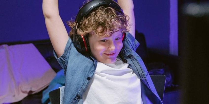 kid playing esports videogames