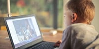 Enfant devant un écran