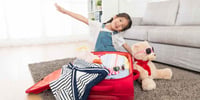 Enfant avec une valise