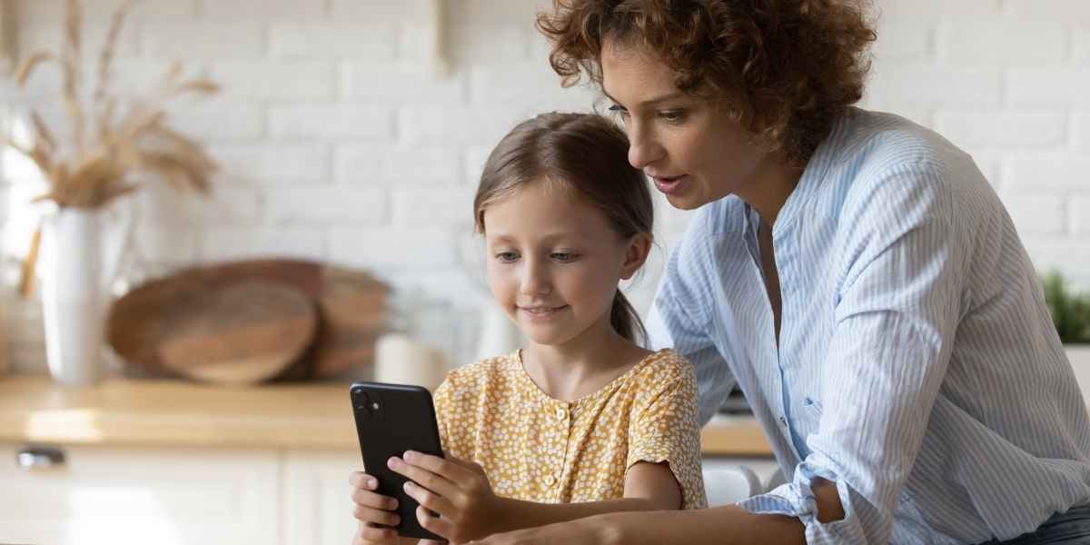 Enfant qui lit avec sa mère