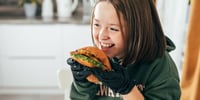 nina-comiendo-bocadillo-recreo