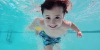 que-hacer-en-caso-de-ahogamiento-nino-nadando-piscina
