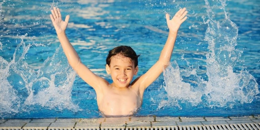 que-hacer-en-caso-de-ahogamiento-nino-nadando-piscina
