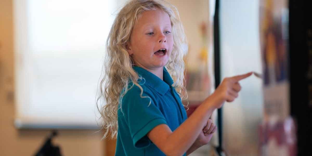 Élève qui parle en classe