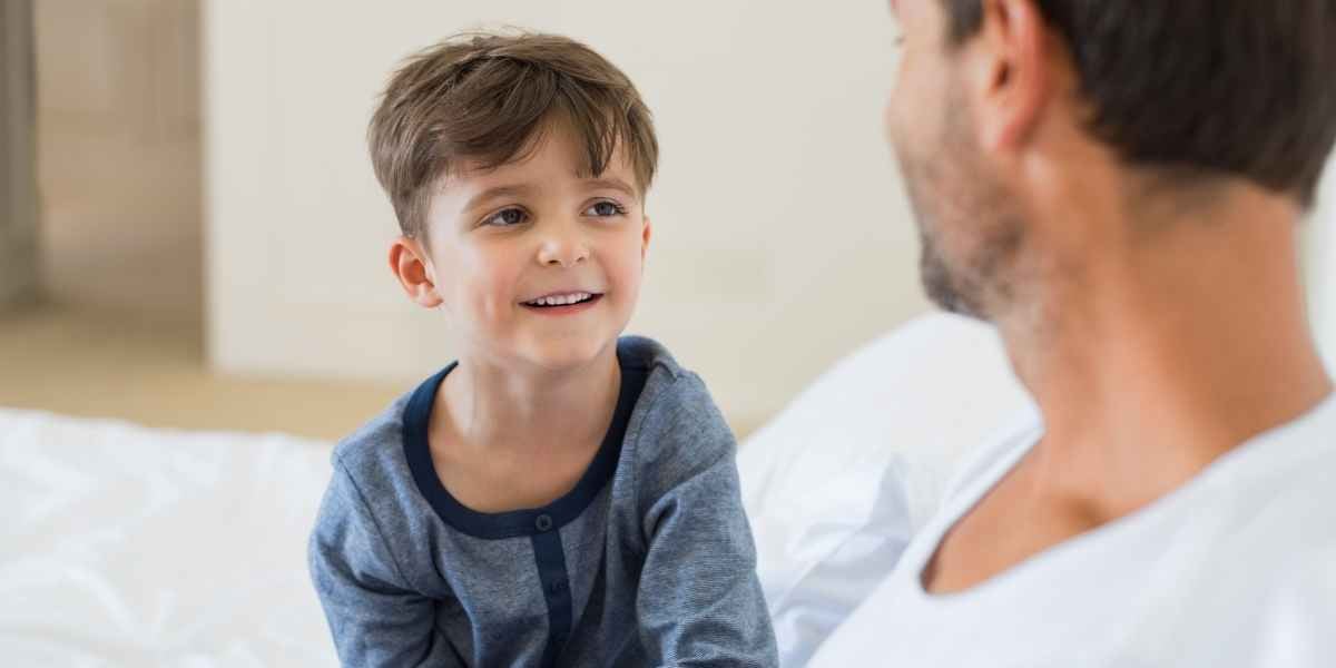 Enfant discutant avec son père 