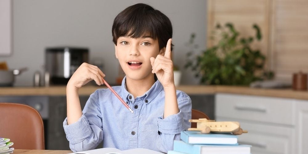 nino-idea-reflexionar-pensar-reflexionado