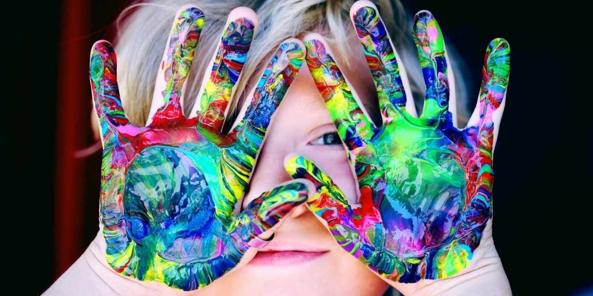 Enfant avec de la peinture