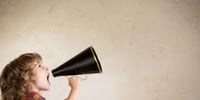 Comment les enfants apprennent-ils à parler ? 