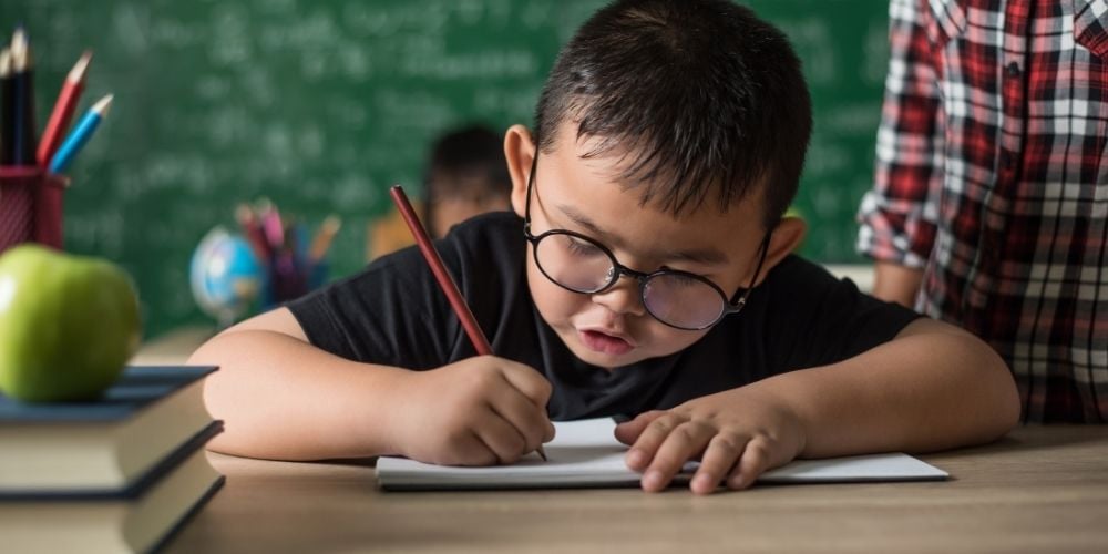 Enfant écrivant en classe
