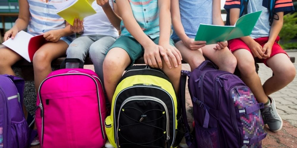 kids_with_backpack