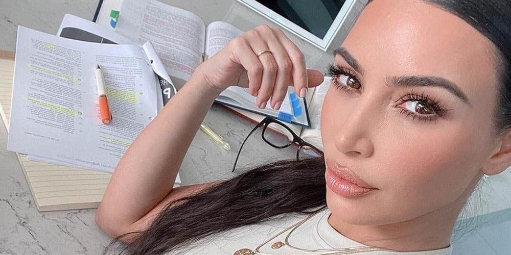 que-carreras-estudiaron-los-famosos-kim-kardashian-estudiando-derecho