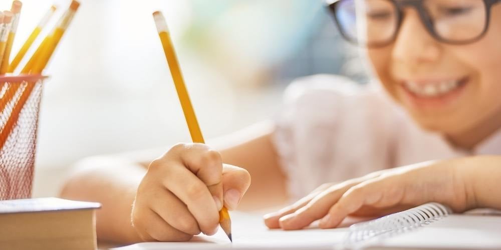 Élève écrivant en classe