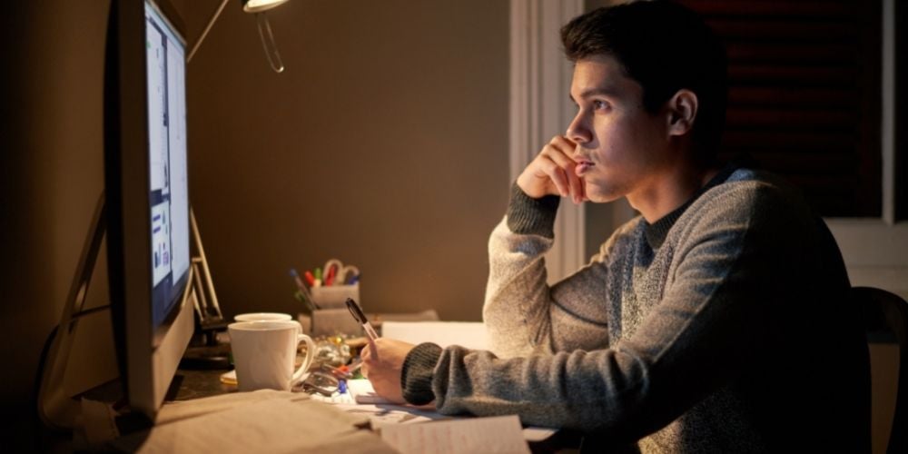 estudiante-epoca-del-ano-para-estudiar-mejor-estudiando-de-noche