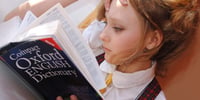 nina-estudiando-abreviaturas-en-ingles