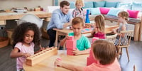 juegos-montessori-coleigo-estudiantes-clase