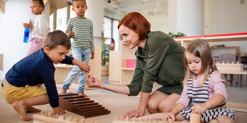 juegos-montessori-coleigo-estudiantes-clase