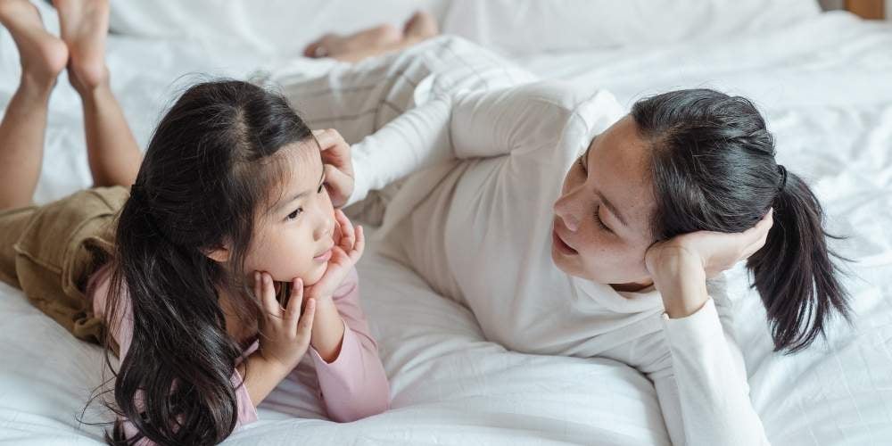 madre-habla-con-su-hija-sobre-la-muerte-dia-de-todos-los-santos