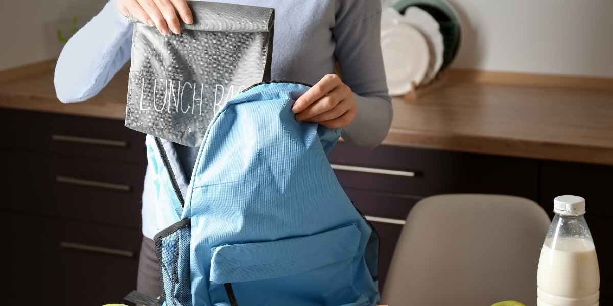 Mère préparant un sac