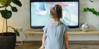 niña-viendo-canal-de-historia-serie