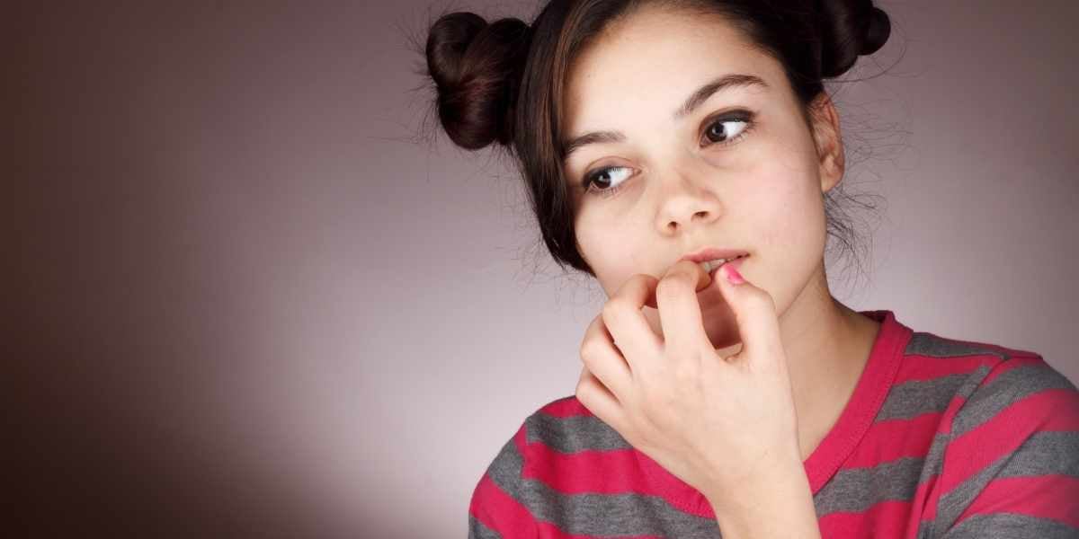 Fille qui se ronge les ongles 