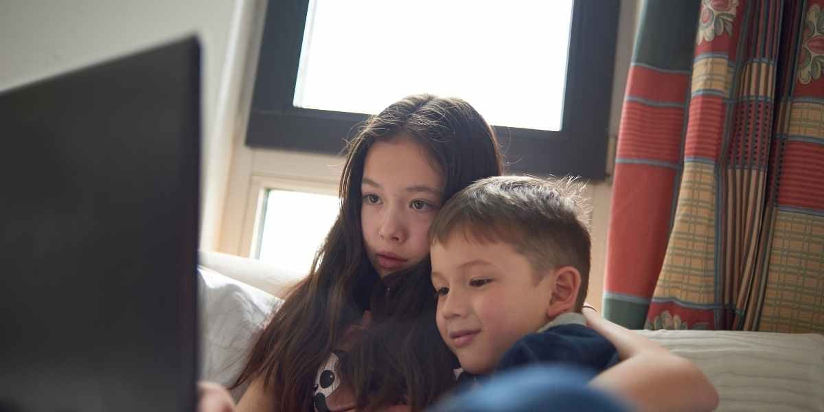 Enfants regardant Netflix